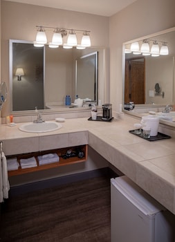 Executive Studio Suite, 1 King Bed with Sofa bed, Balcony, Marina View