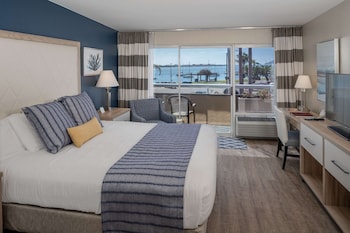 Standard Room, 1 King Bed, Balcony, Bay View
