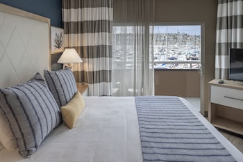 Standard Room, 1 King Bed, Balcony, Marina View