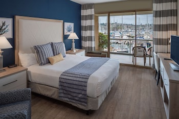 Standard Room, 1 King Bed, Balcony, Marina View