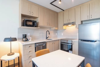 Suite, 1 King Bed with Sofa bed, Kitchen, City View (W/D, Balcony)