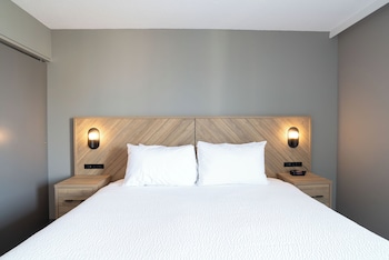 Suite, 1 King Bed with Sofa bed, Kitchen, City View (W/D, Balcony)