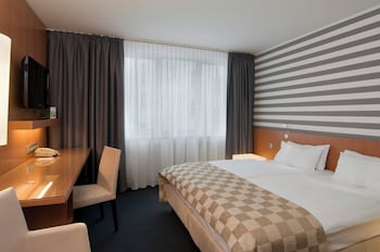 Standard Room, 1 King Bed, Garden View