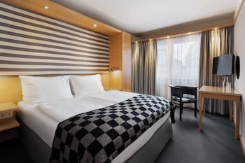 Standard Room, 1 Queen Bed (Rearside)