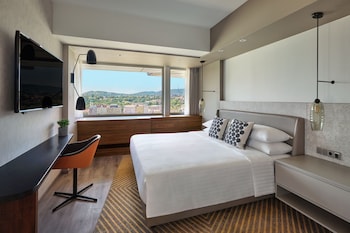 Executive Studio Suite, 1 King Bed, River View