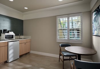 Room, 1 Queen Bed, Kitchen