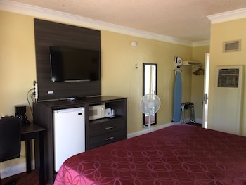 Room, 2 Queen Beds, Non Smoking (No A/C)