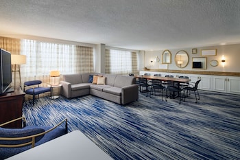 Premium Suite, 1 Queen Bed, Accessible, Bathtub (Mobility & Hearing)