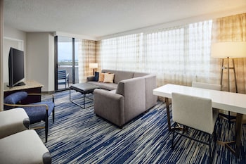 Suite, 1 King Bed, Balcony, Corner