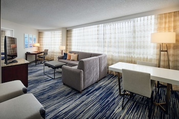 Suite, 1 King Bed, Non Smoking, Corner