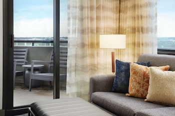 Suite, 1 King Bed, Balcony, Corner