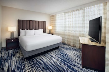 Suite, 1 King Bed, Balcony, Corner