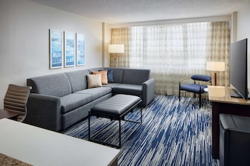 Premium Suite, 1 Queen Bed, Accessible, Bathtub (Mobility & Hearing)