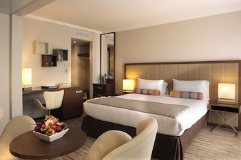 Suite, 1 Queen Bed with Sofa bed, Balcony, Partial Sea View (Balcony)