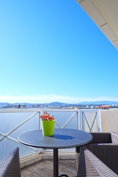 Room, 2 Twin Beds, Balcony, City View (Balcony)