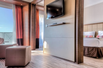 Suite, 1 Queen Bed with Sofa bed, Balcony, Partial Sea View (Balcony)