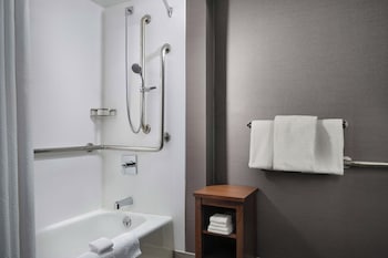 Room, 1 Queen Bed, Accessible Bathtub