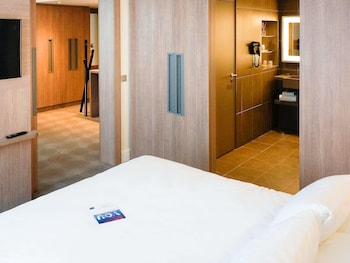 Suite, 1 Queen Bed with Sofa bed