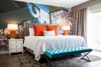 Suite, 1 King Bed, Roll-in Shower (Mobility Accessible)