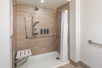 Room, 2 Queen Beds, Accessible (Mobility, Roll-in Shower)