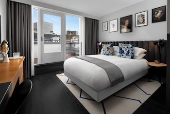 Room, 1 Queen Bed, Balcony (Essential)