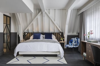 Suite, 1 King Bed with Sofa bed