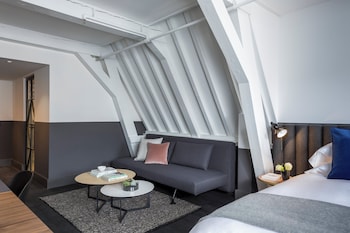 Suite, 1 King Bed with Sofa bed