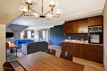 Suite, 1 King Bed with Sofa bed