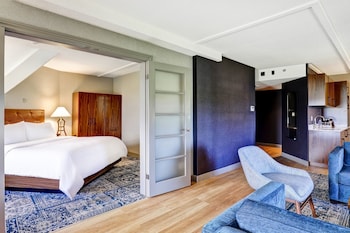 Suite, 1 King Bed with Sofa bed