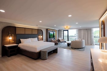 Grand Suite, 1 King Bed (Grand Oak)