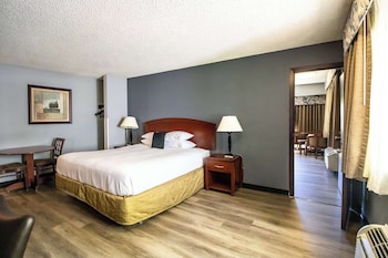 Family Room (1 King, 2 Queen)