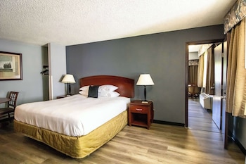 Family Room (1 King, 2 Queen)