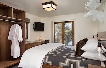 Signature Room, 1 Queen Bed, Balcony