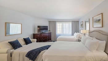 Luxury 2 Queen Room with Sleeper Sofa