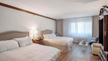 Luxury 2 Queen Room with Sleeper Sofa