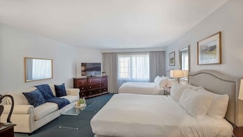 Luxury 2 Queen Room with Sleeper Sofa