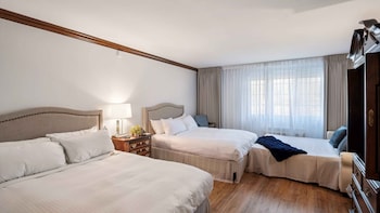Luxury 2 Queen Room with Sleeper Sofa