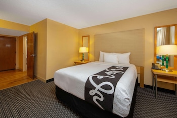 Room, 1 Queen Bed, Pool View (Mobility Accessible)