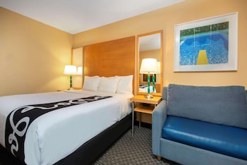 Room, 1 Queen Bed, Pool View (Mobility Accessible)