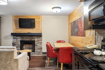 Suite (Two Bedroom Wolf)