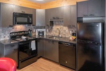 Superior Studio (Wolf Condo)