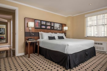 Signature Suite, 1 King Bed with Sofa bed