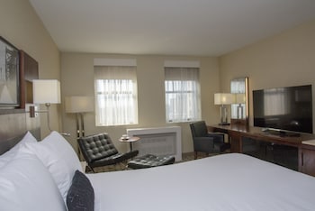 Grand Room, 1 King Bed, City View (Larger Room)