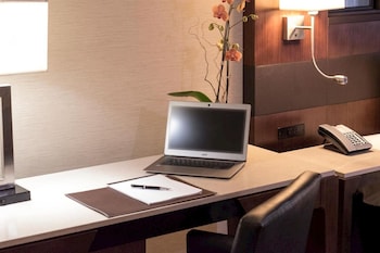 Grand Room, 1 King Bed, City View (Larger Room)