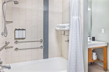 2 Queen City View Accessible Tub (Sofa Bed)