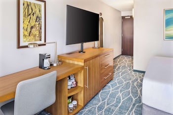 Deluxe Room, 1 King Bed with Sofa bed, City View