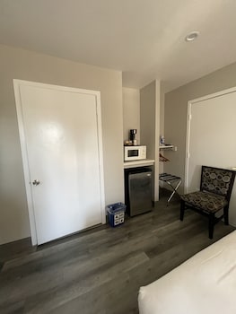 Standard Room, 1 Queen Bed, Accessible