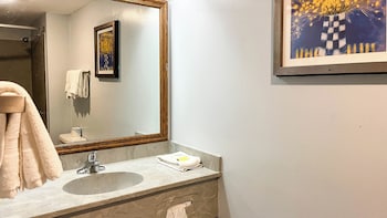 Deluxe Room, 1 King Bed, Non Smoking, Refrigerator & Microwave