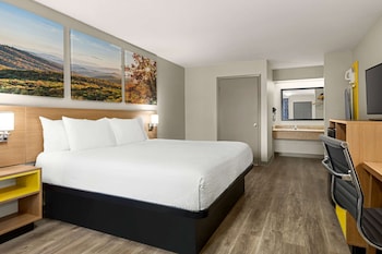 Room, 1 King Bed, Accessible, Smoking