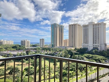 Suite, Corner (Diamond Head, Park Ocean View, Deck)